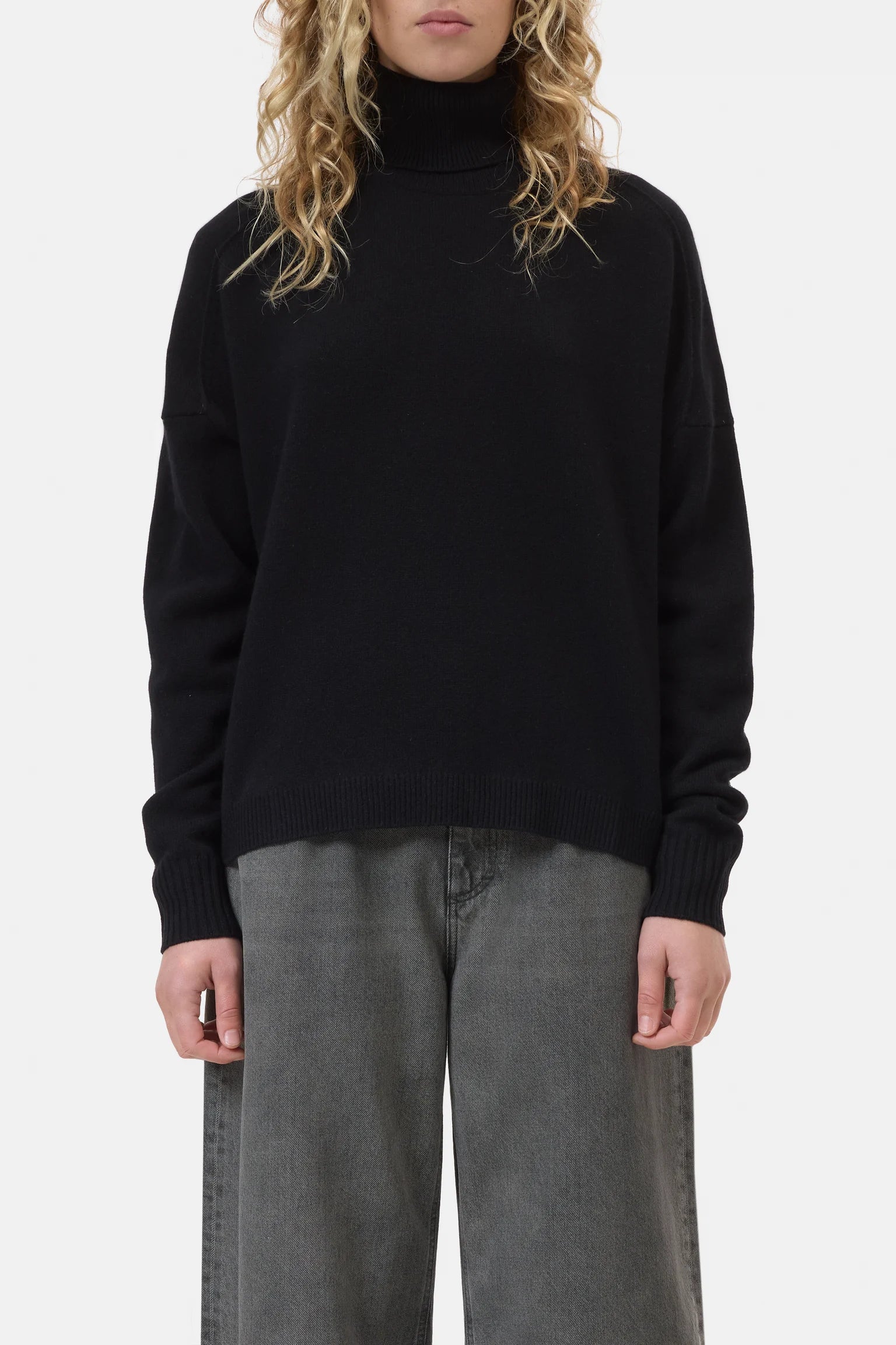 ROLLI FUNNEL SWEATER - BLACK