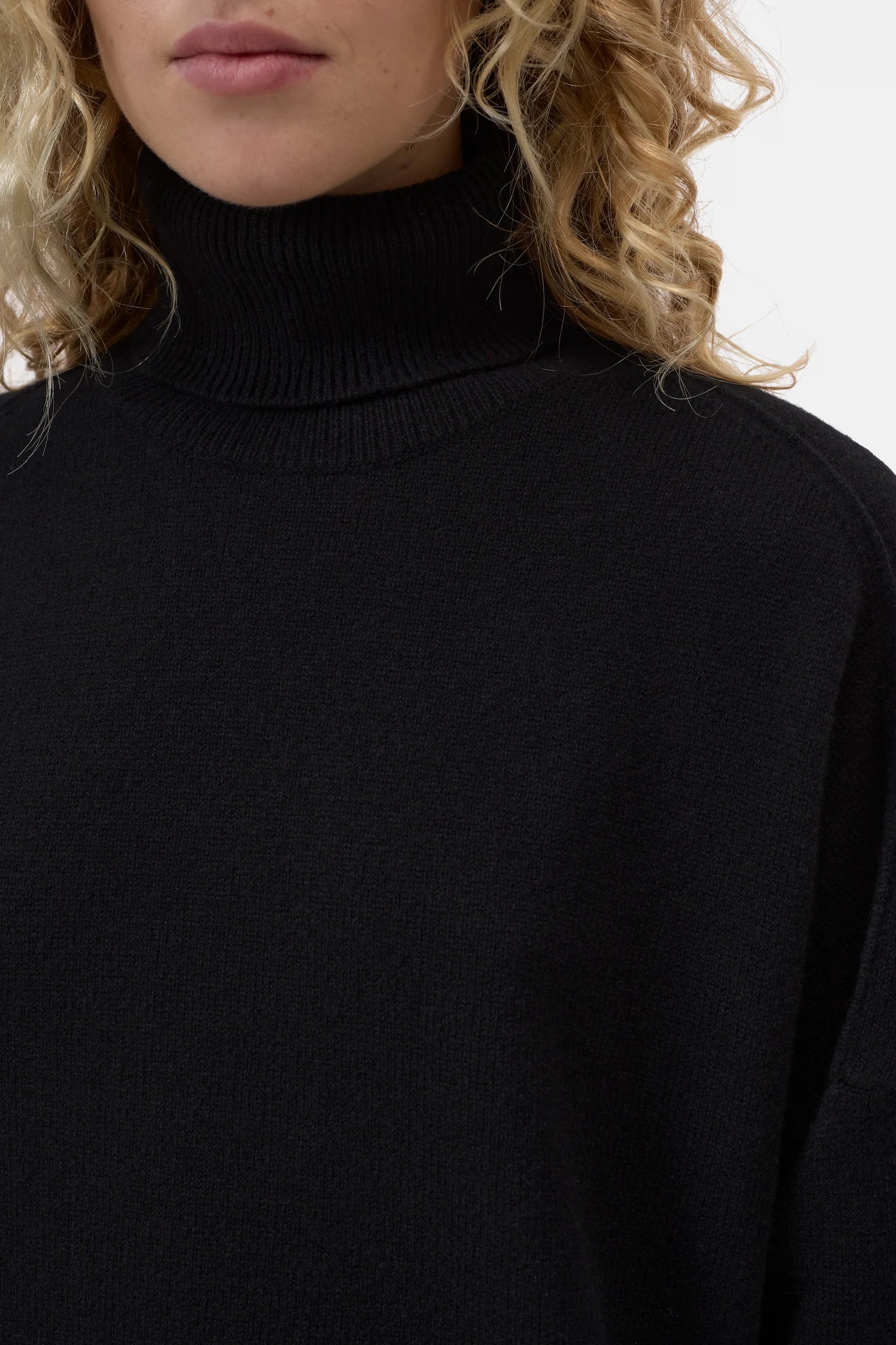 ROLLI FUNNEL SWEATER - BLACK