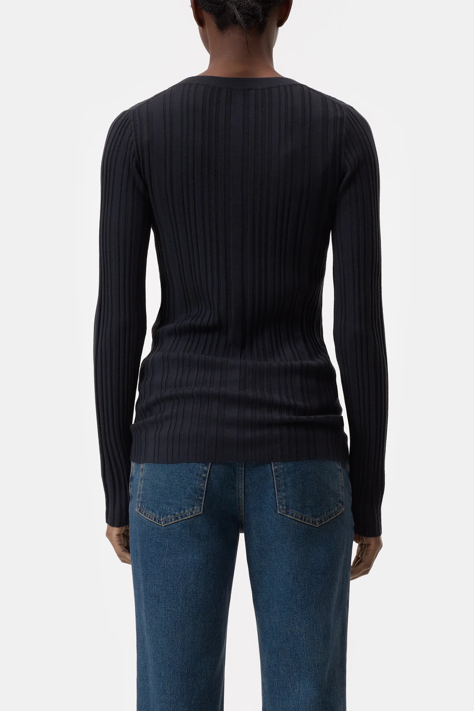 SLIM V-NECK SWEATER - BLACK