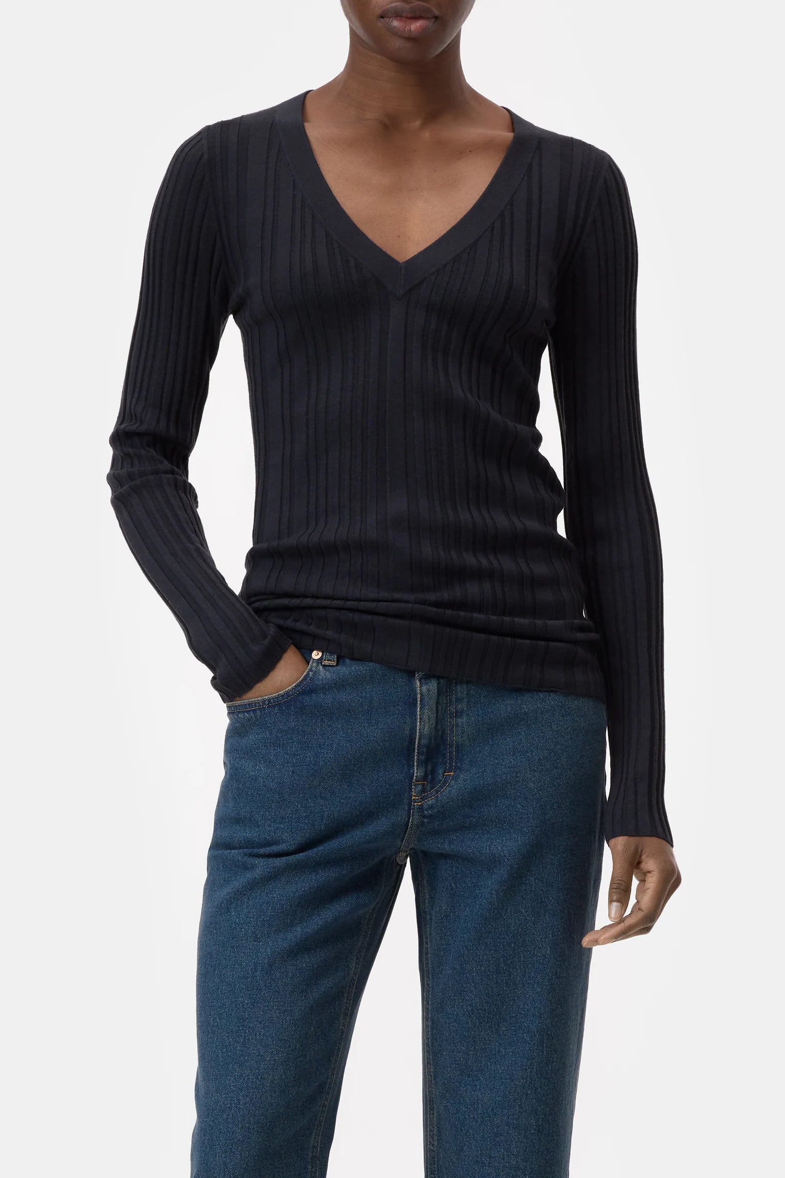 SLIM V-NECK SWEATER - BLACK