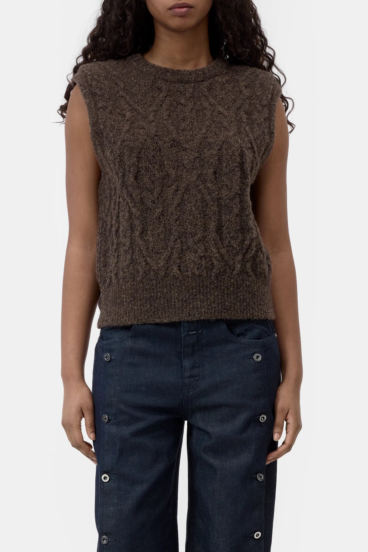 CABLE KNIT VEST - MAHOGANY BROWN