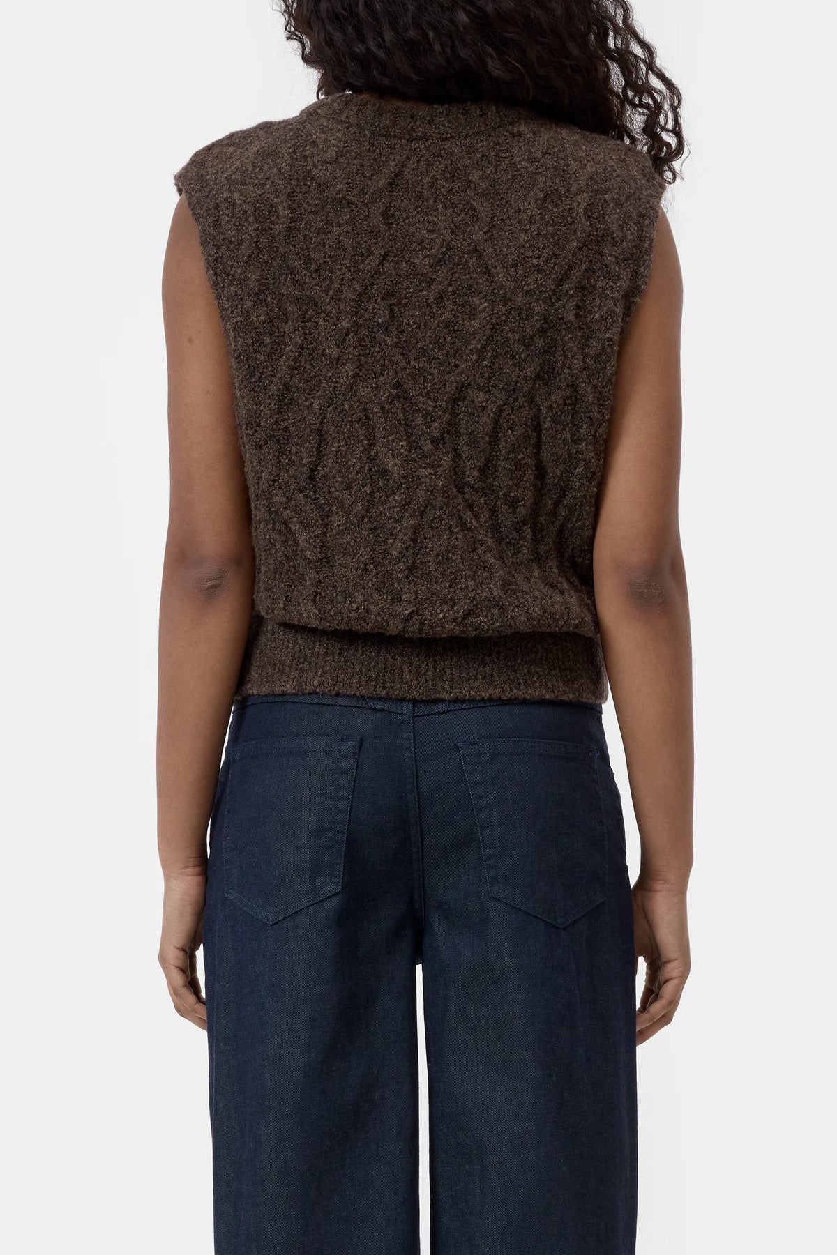 CABLE KNIT VEST - MAHOGANY BROWN
