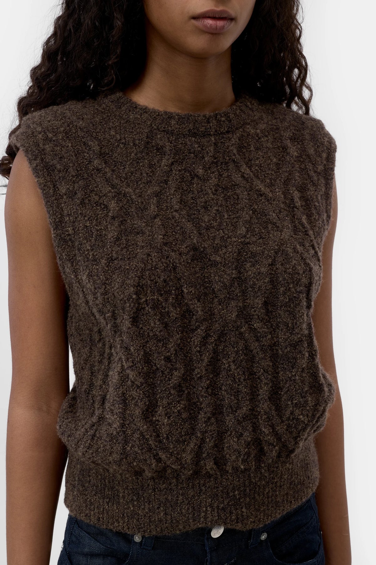 CABLE KNIT VEST - MAHOGANY BROWN
