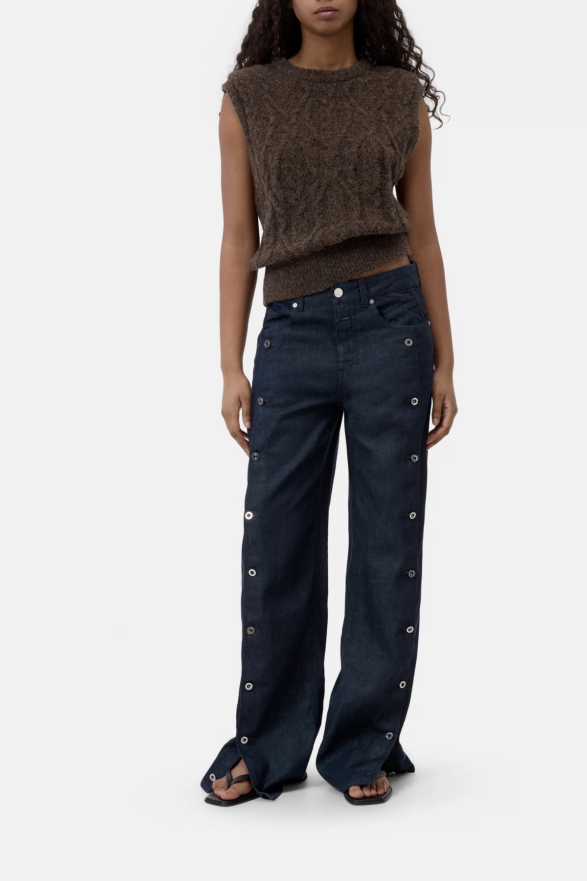 CABLE KNIT VEST - MAHOGANY BROWN
