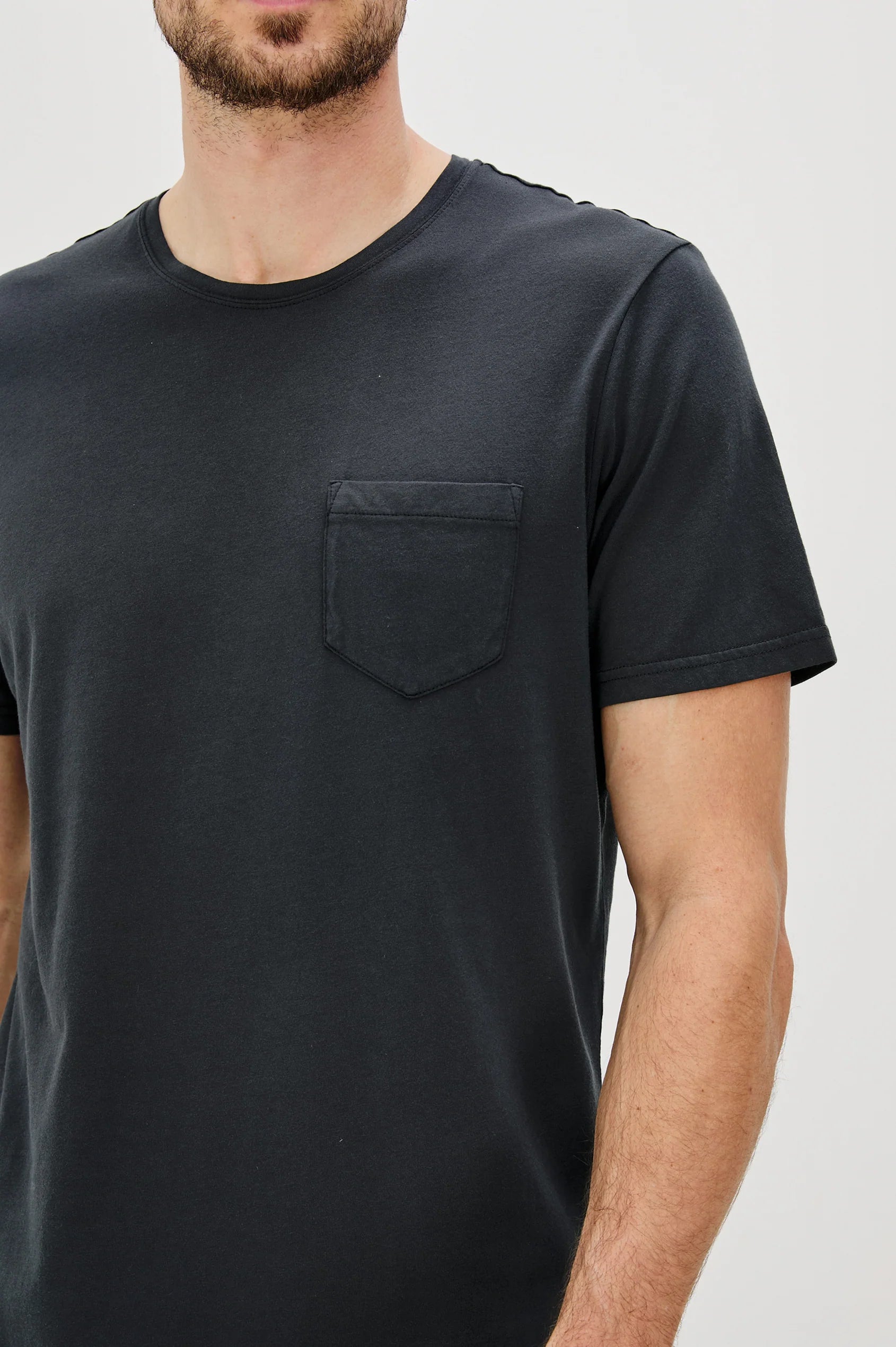 JOHNNY POCKET TEE - CARBON