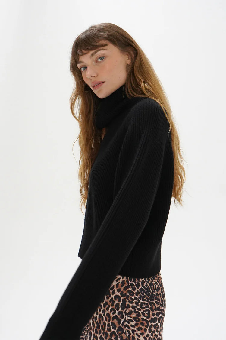 MILA TURTLENECK - BLACK