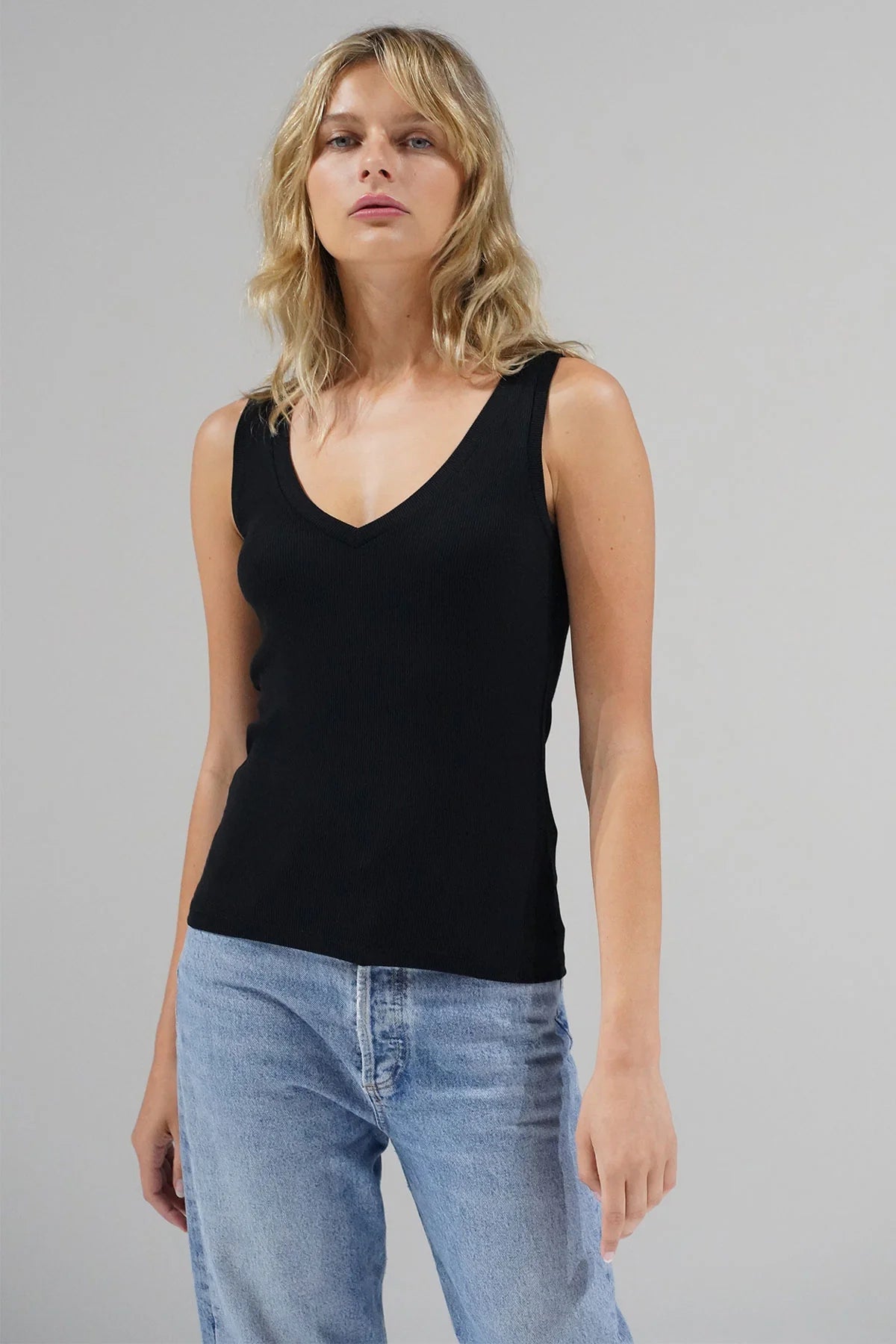 V SLIM RIBBED TANK - BLACK